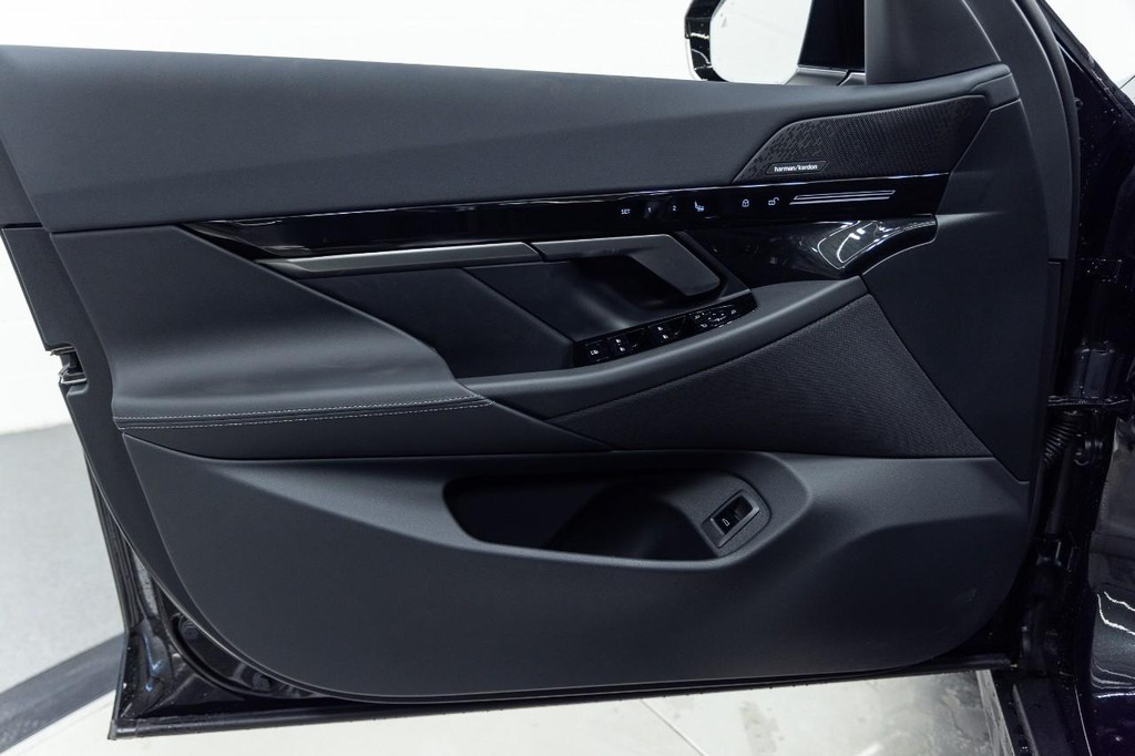 BMW 5 Series Vehicle Full-screen Gallery Image 11