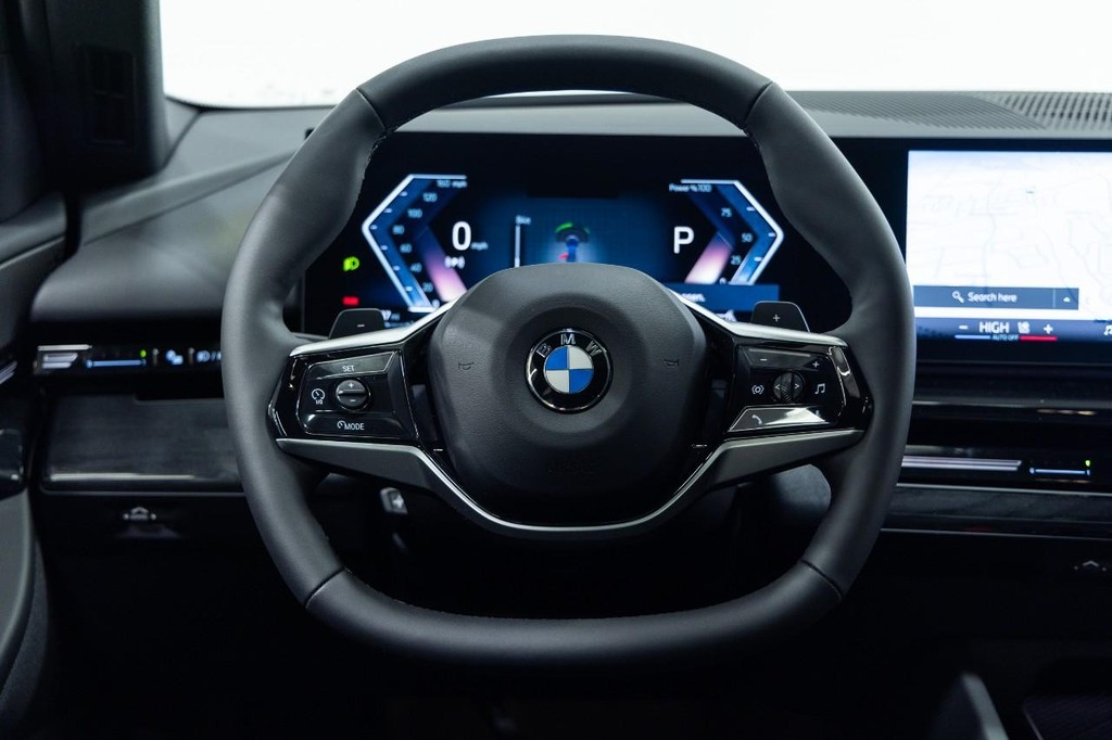 BMW 5 Series Vehicle Full-screen Gallery Image 13