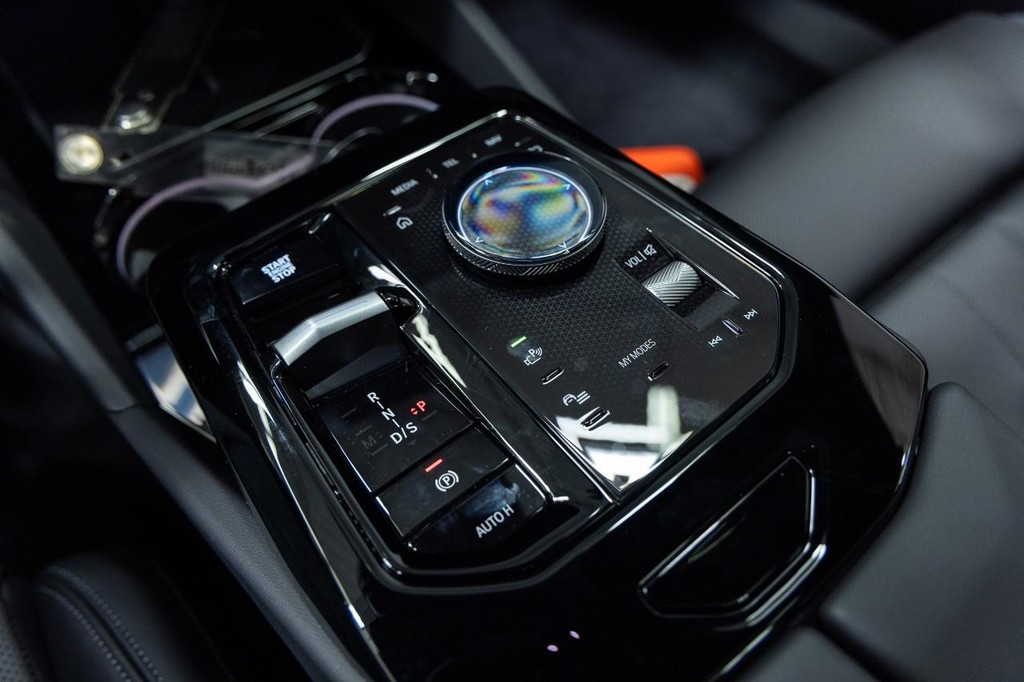 BMW 5 Series Vehicle Full-screen Gallery Image 16