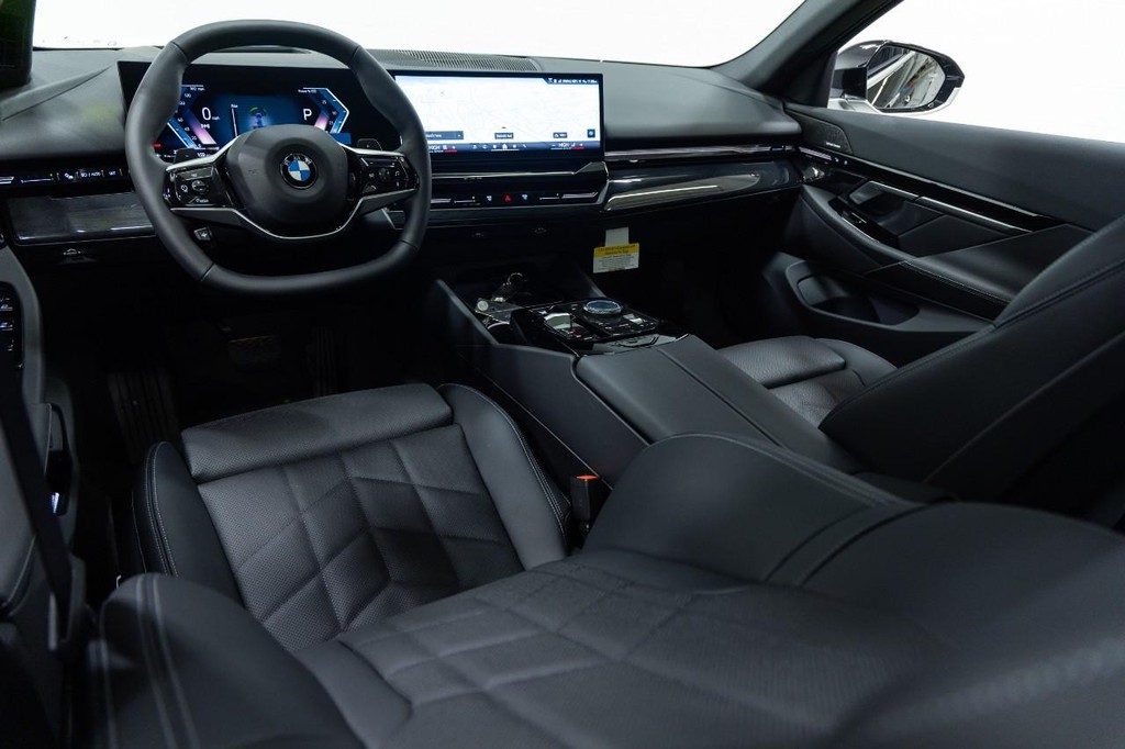 BMW 5 Series Vehicle Full-screen Gallery Image 17