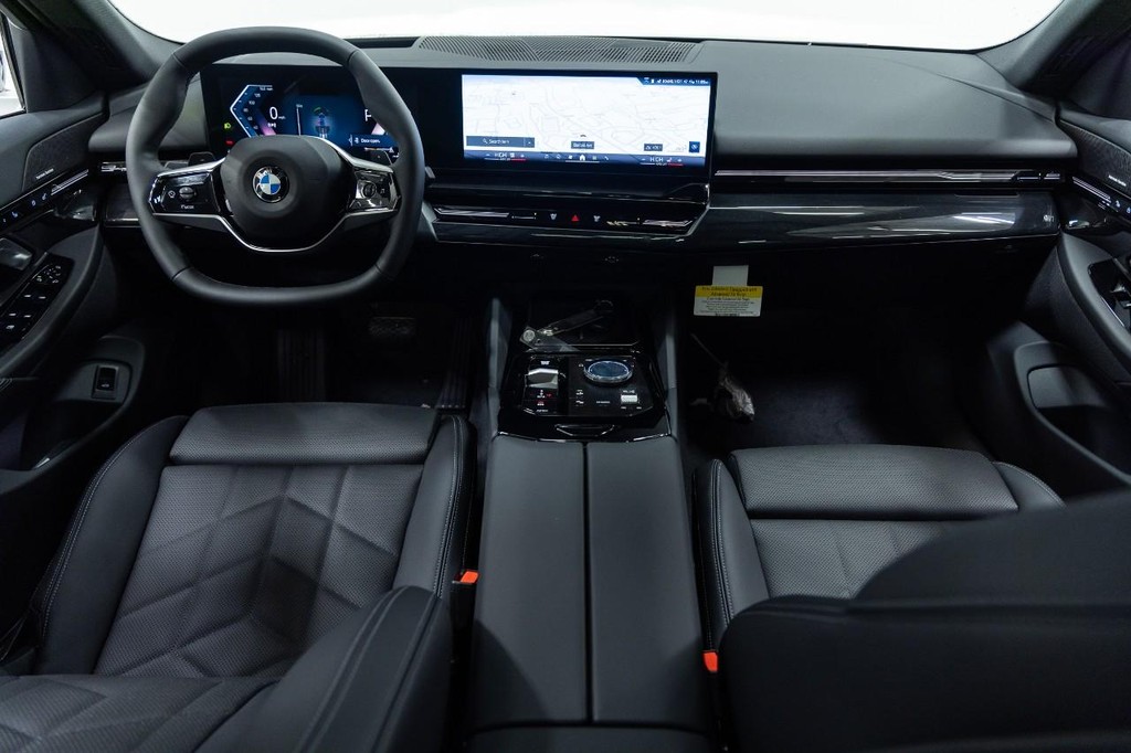 BMW 5 Series Vehicle Full-screen Gallery Image 18