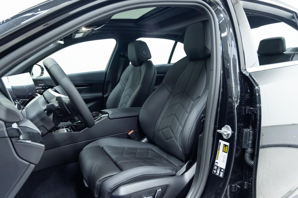 BMW 5 Series Vehicle Full-screen Gallery Image 19