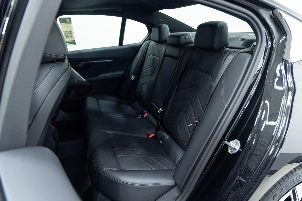 BMW 5 Series Vehicle Full-screen Gallery Image 20