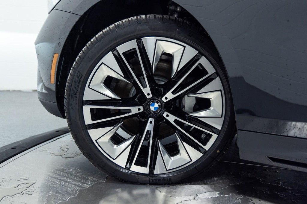 BMW 5 Series Vehicle Full-screen Gallery Image 21