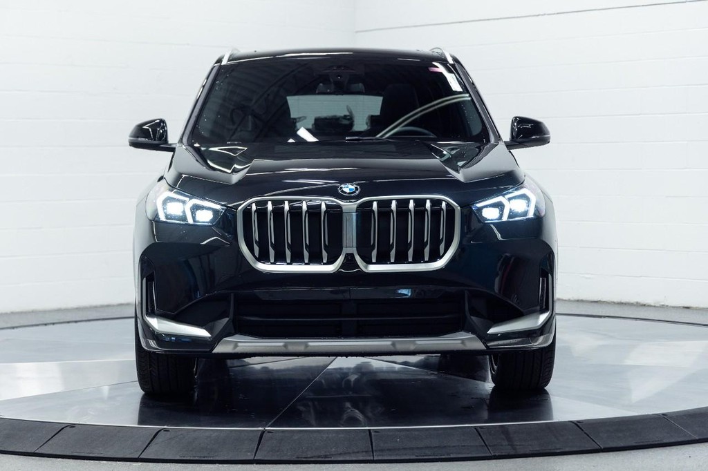 BMW X1 Vehicle Full-screen Gallery Image 05