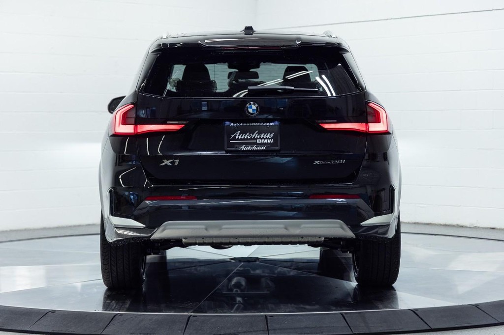 BMW X1 Vehicle Full-screen Gallery Image 07