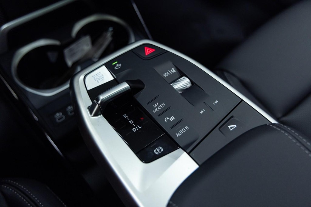 BMW X1 Vehicle Full-screen Gallery Image 16