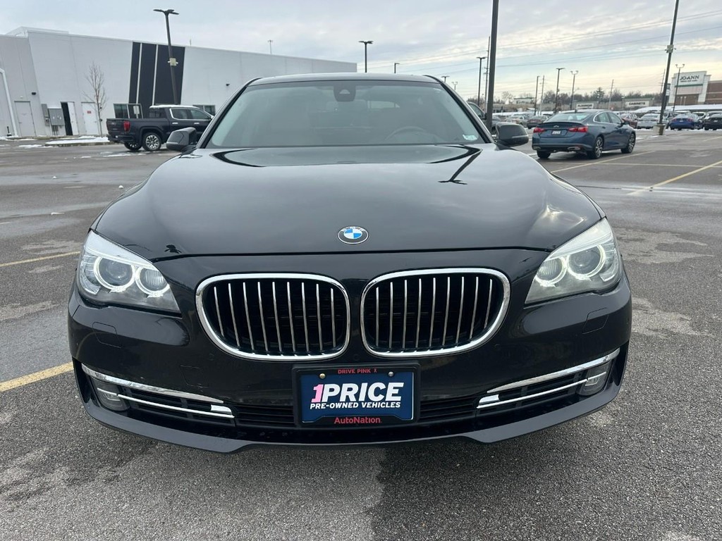 BMW 7 Series Vehicle Full-screen Gallery Image 07