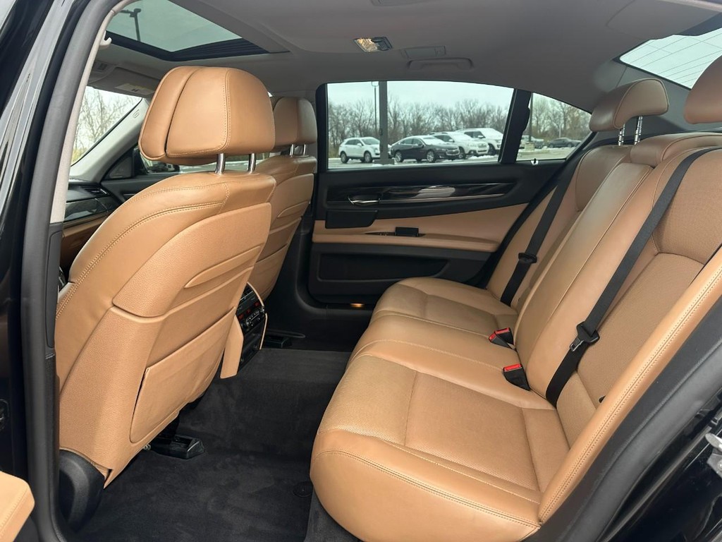 BMW 7 Series Vehicle Full-screen Gallery Image 08