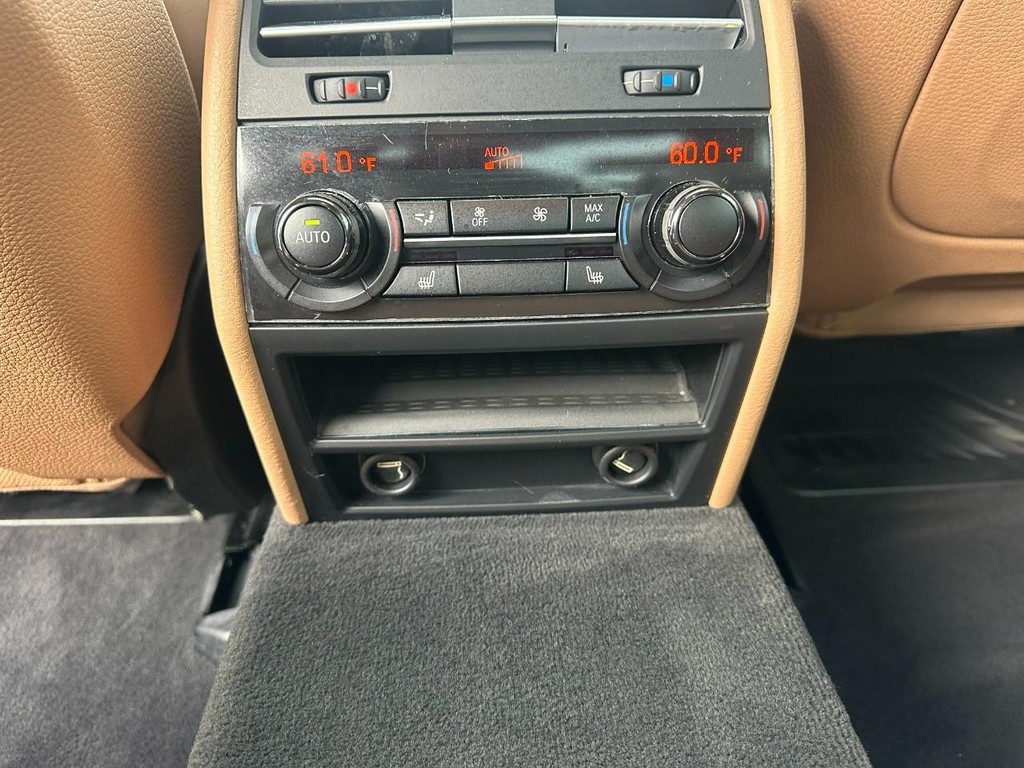 BMW 7 Series Vehicle Full-screen Gallery Image 09