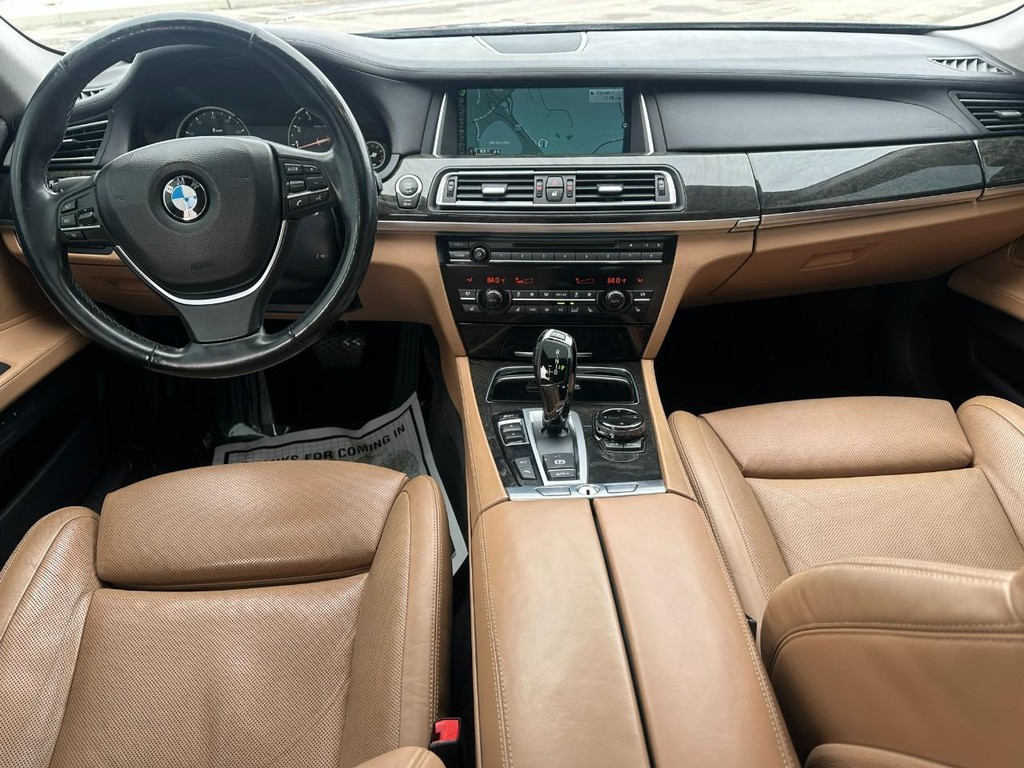 BMW 7 Series Vehicle Full-screen Gallery Image 11