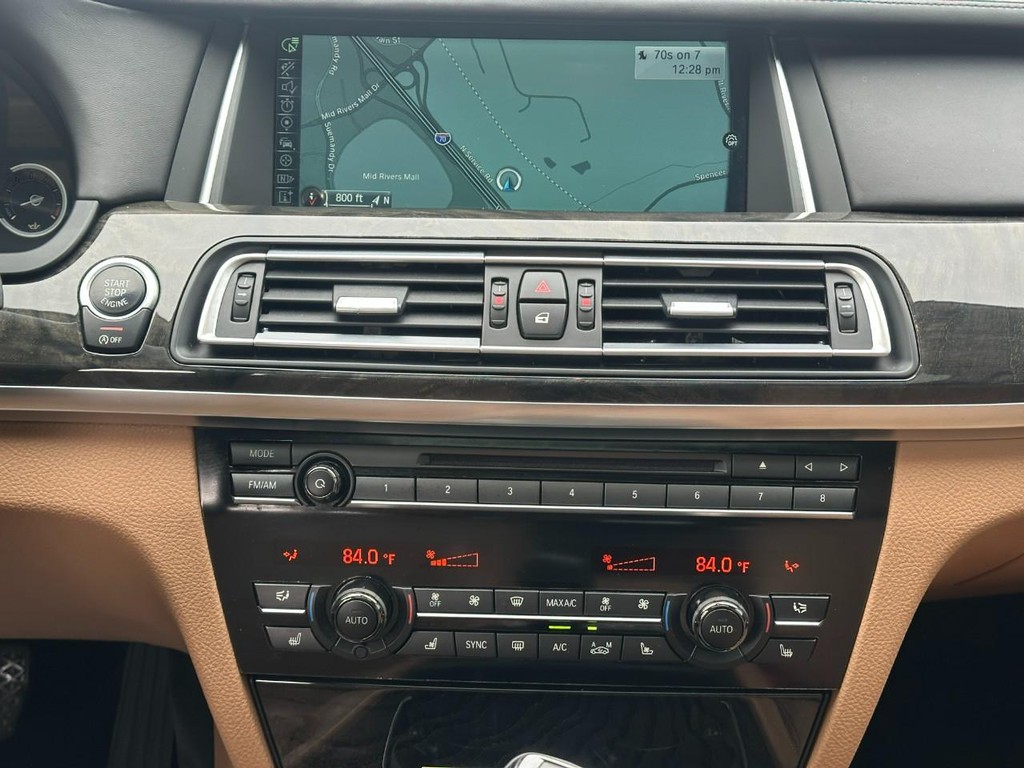 BMW 7 Series Vehicle Full-screen Gallery Image 13