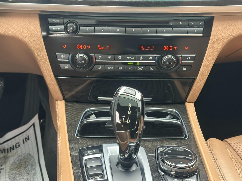 BMW 7 Series Vehicle Full-screen Gallery Image 14