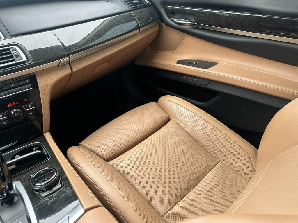 BMW 7 Series Vehicle Full-screen Gallery Image 15