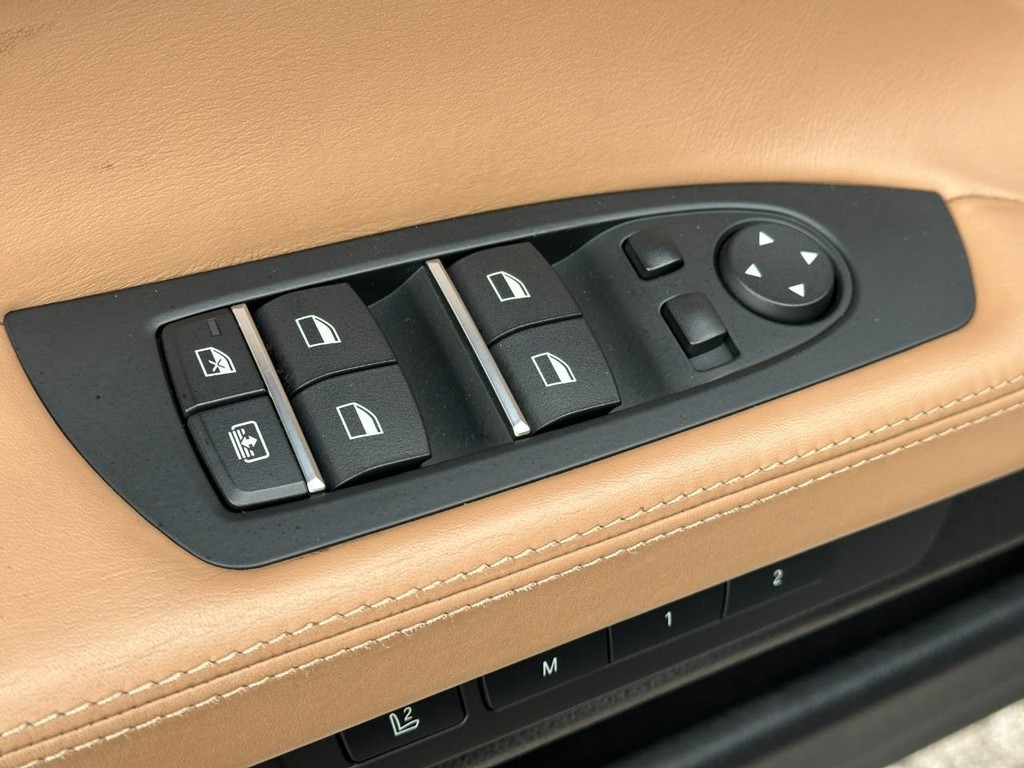 BMW 7 Series Vehicle Full-screen Gallery Image 16