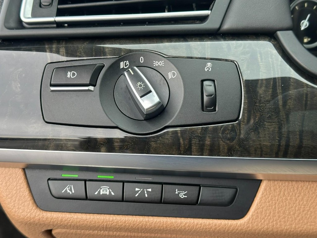 BMW 7 Series Vehicle Full-screen Gallery Image 17