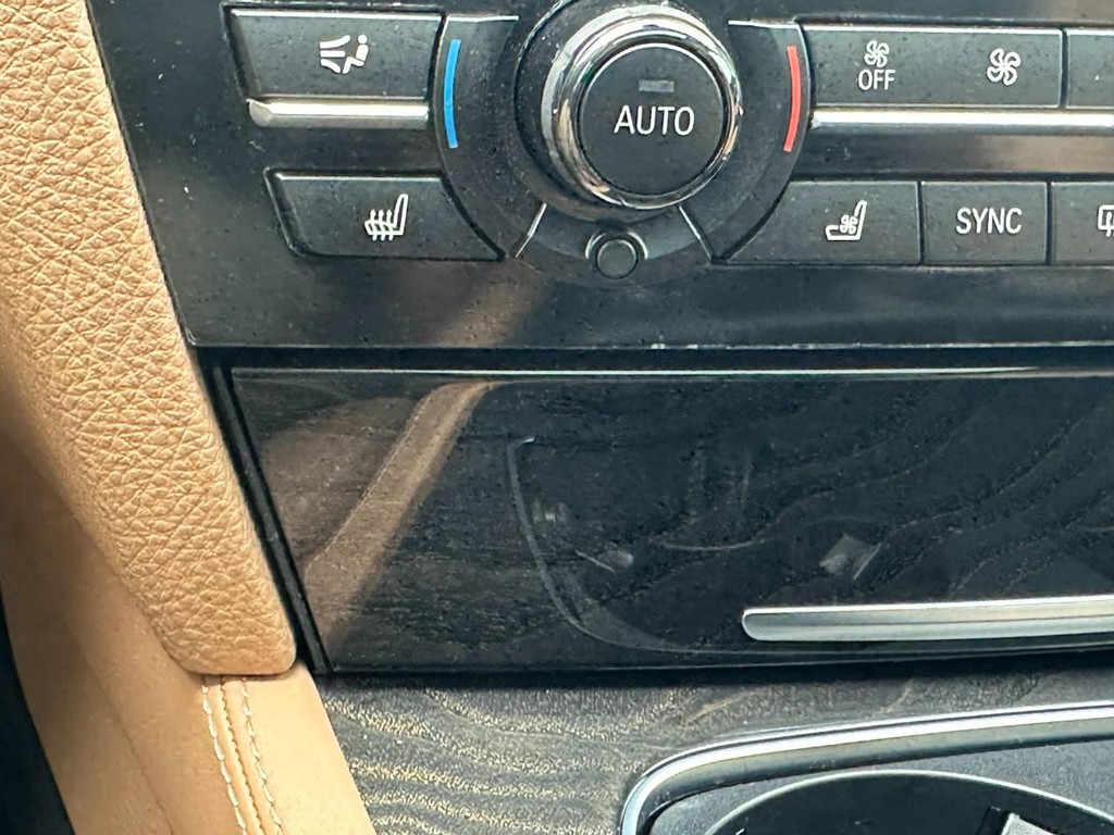 BMW 7 Series Vehicle Full-screen Gallery Image 22