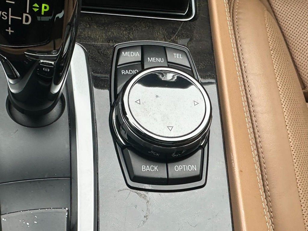 BMW 7 Series Vehicle Full-screen Gallery Image 23