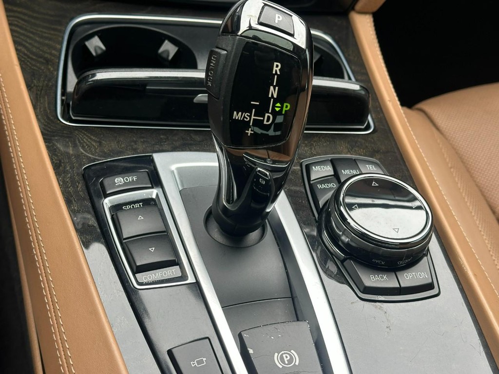 BMW 7 Series Vehicle Full-screen Gallery Image 24