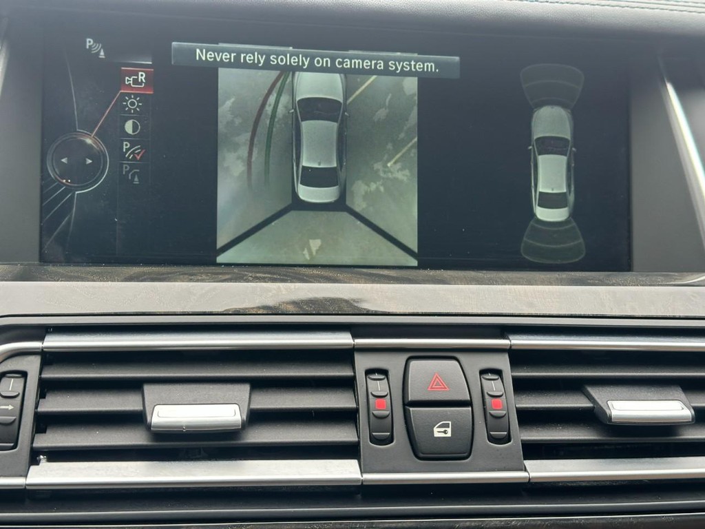 BMW 7 Series Vehicle Full-screen Gallery Image 25