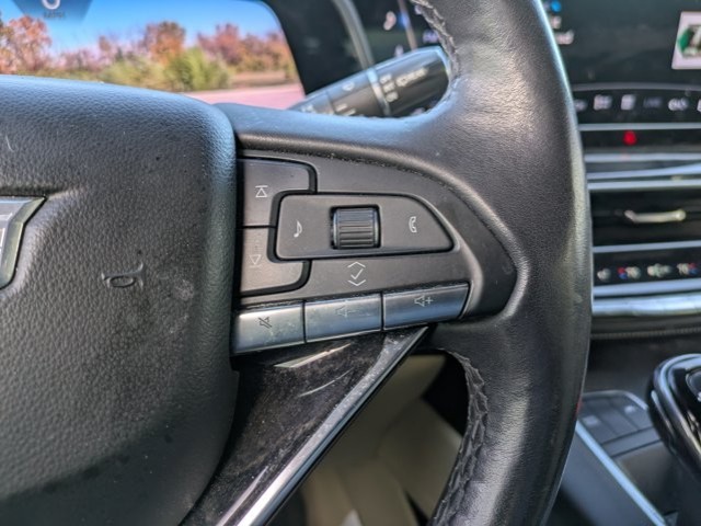 Cadillac Escalade Vehicle Full-screen Gallery Image 11