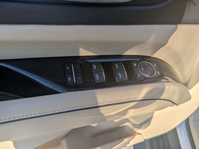 Cadillac Escalade Vehicle Full-screen Gallery Image 18