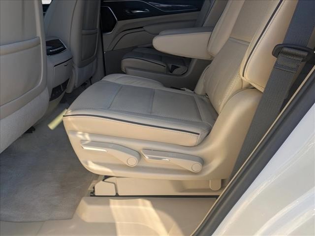 Cadillac Escalade Vehicle Full-screen Gallery Image 19