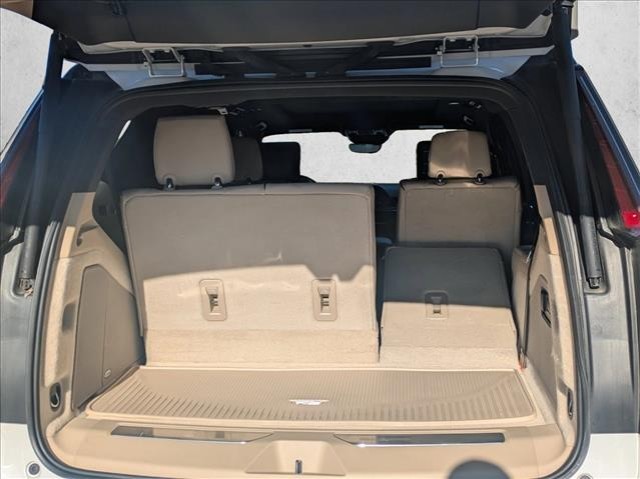 Cadillac Escalade Vehicle Full-screen Gallery Image 20