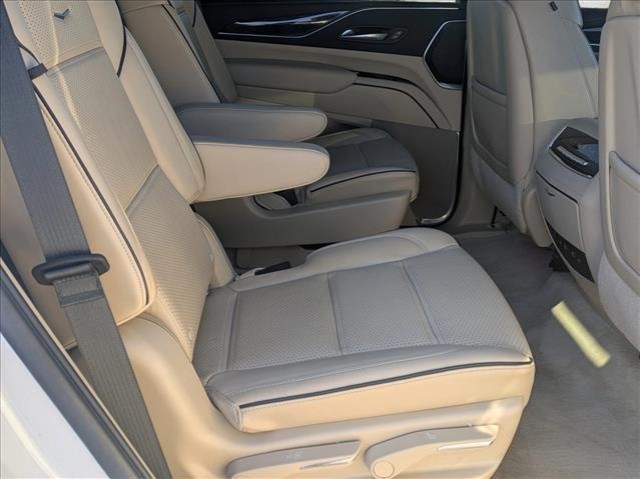 Cadillac Escalade Vehicle Full-screen Gallery Image 21