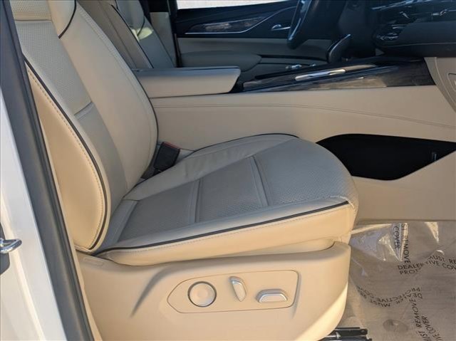 Cadillac Escalade Vehicle Full-screen Gallery Image 22