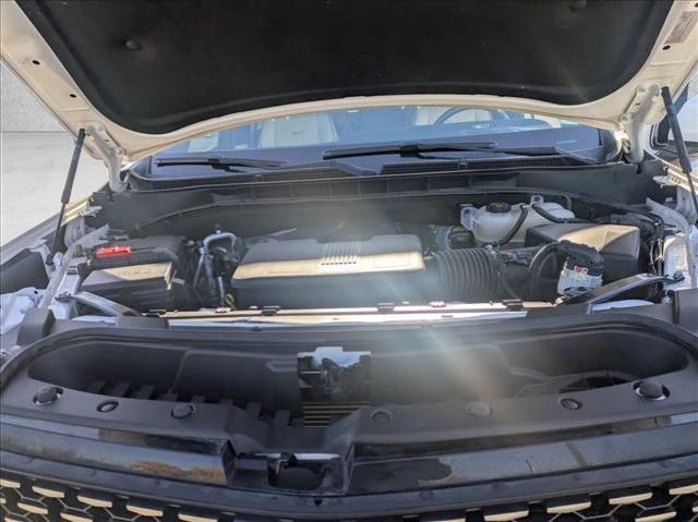 Cadillac Escalade Vehicle Full-screen Gallery Image 24