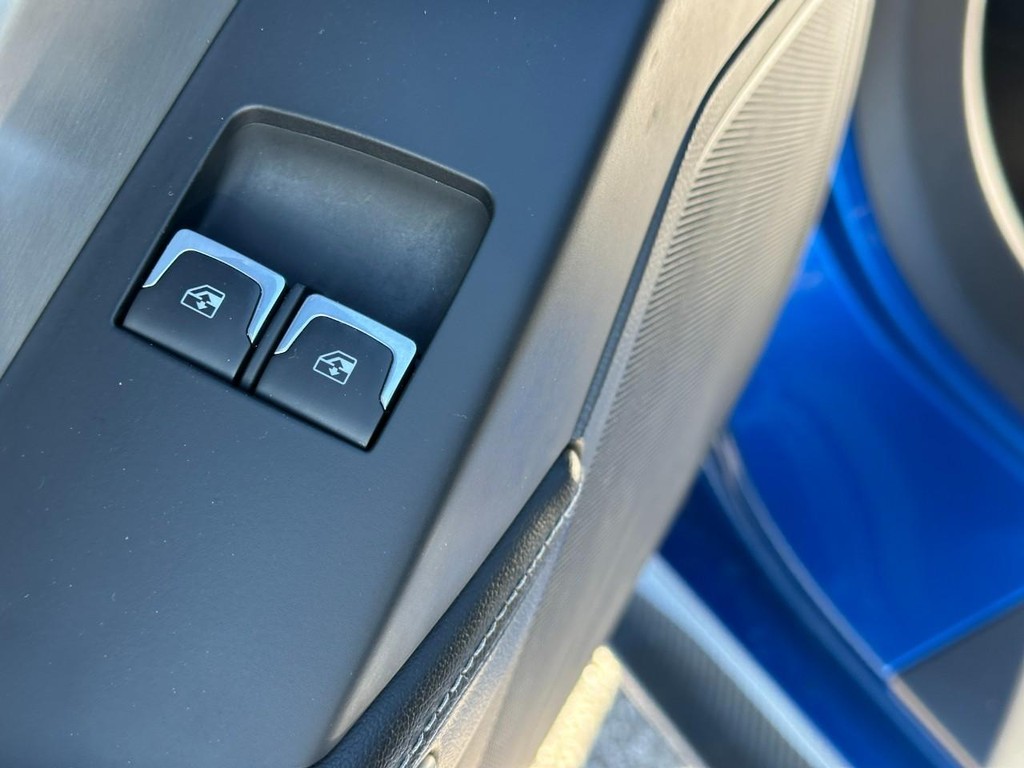 Chevrolet Corvette Vehicle Full-screen Gallery Image 13