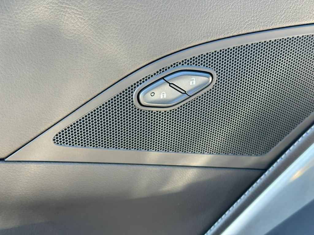 Chevrolet Corvette Vehicle Full-screen Gallery Image 14