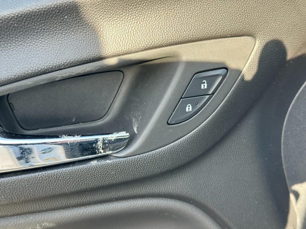 Chevrolet Equinox Vehicle Full-screen Gallery Image 17