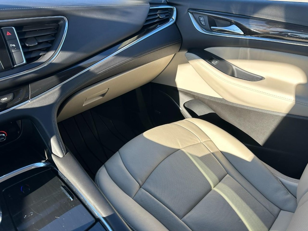 Buick Enclave Vehicle Full-screen Gallery Image 18