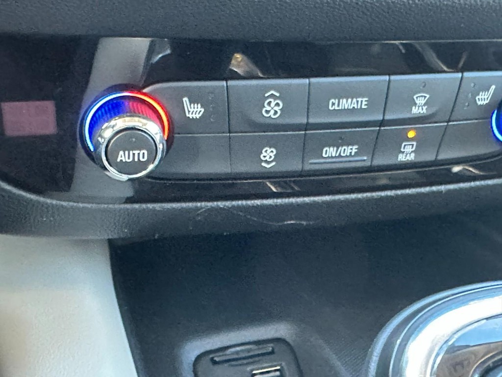 Buick Enclave Vehicle Full-screen Gallery Image 25