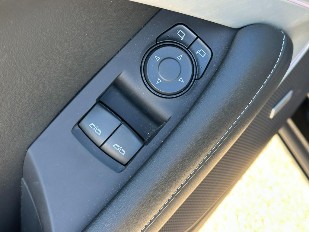 Chevrolet Camaro Vehicle Full-screen Gallery Image 12