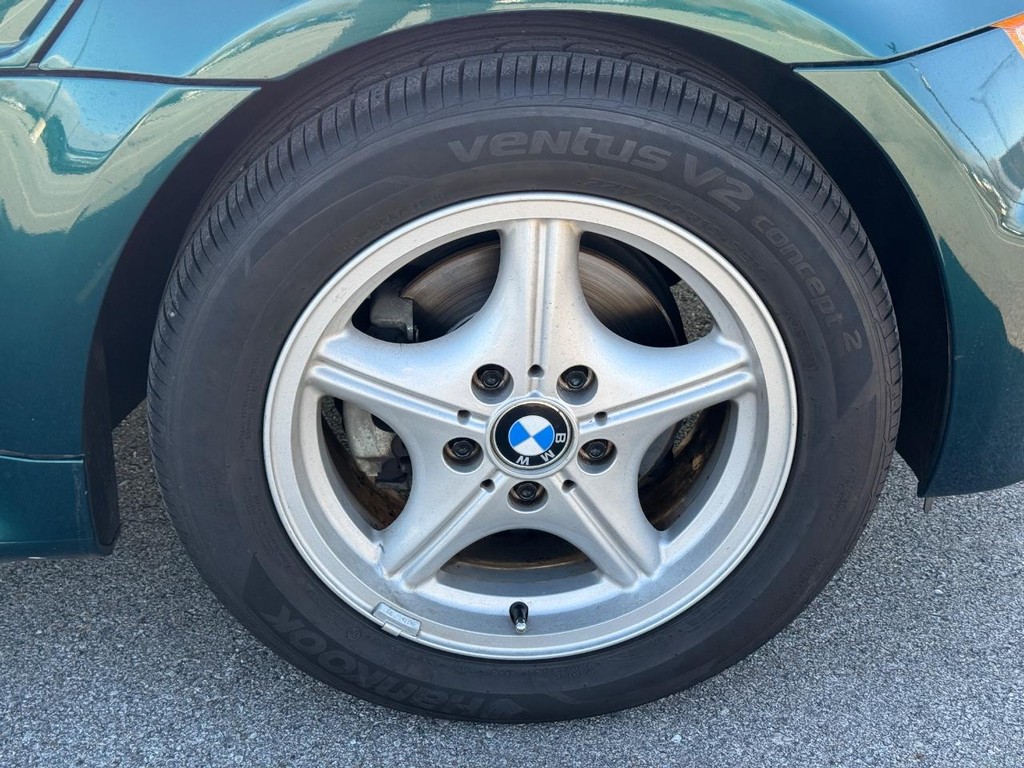 BMW 3-Series Vehicle Full-screen Gallery Image 06