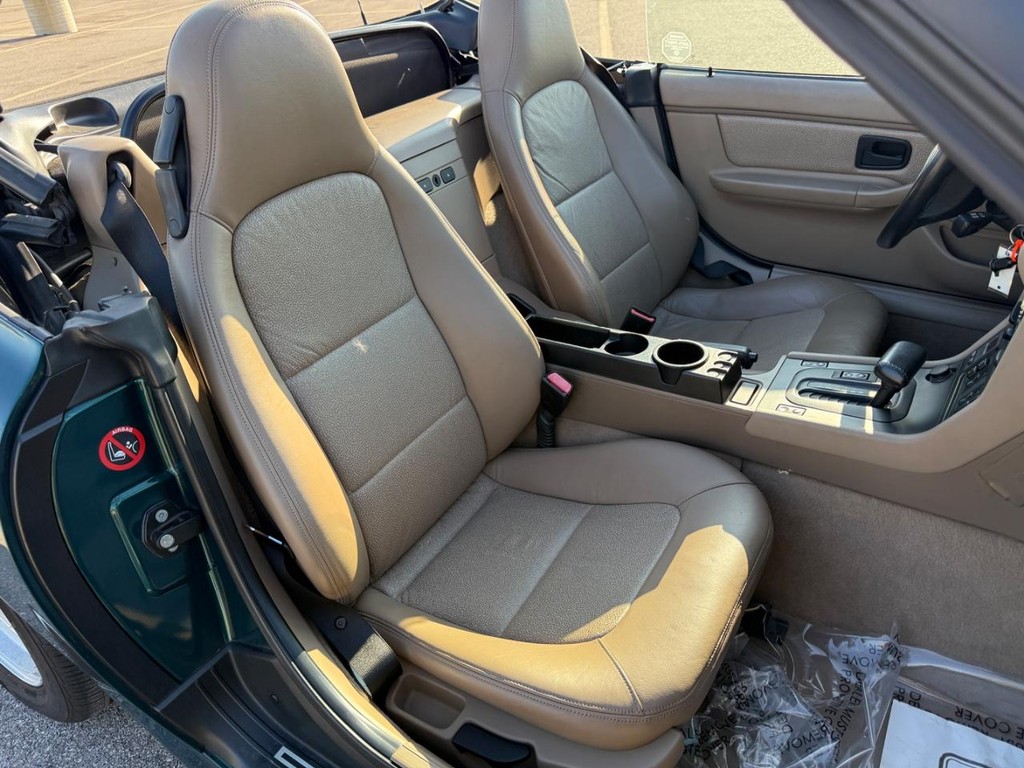 BMW 3-Series Vehicle Full-screen Gallery Image 11