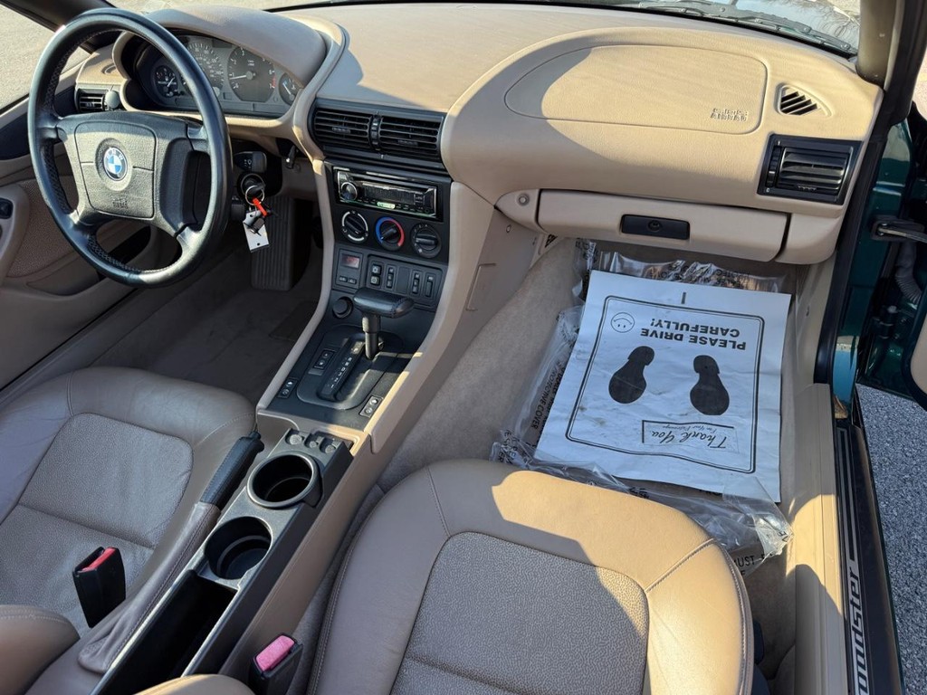 BMW 3-Series Vehicle Full-screen Gallery Image 12