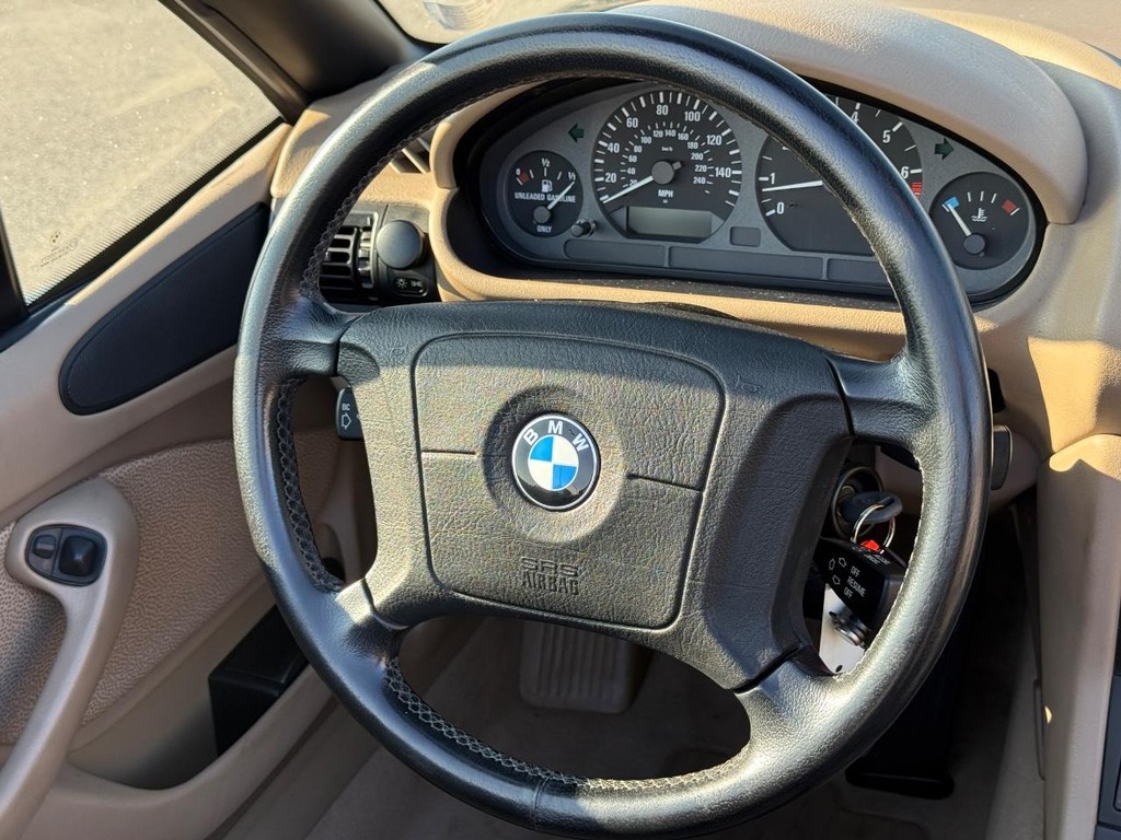 BMW 3-Series Vehicle Full-screen Gallery Image 13