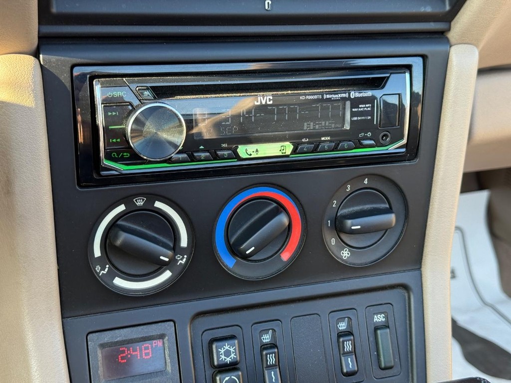 BMW 3-Series Vehicle Full-screen Gallery Image 14