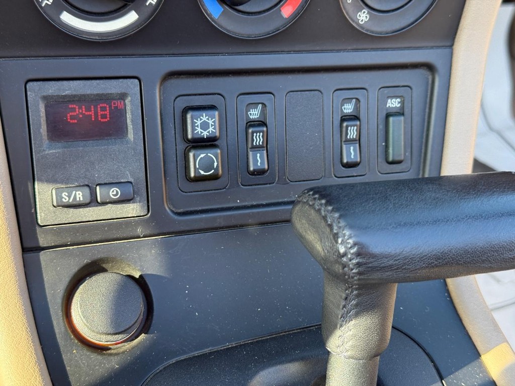 BMW 3-Series Vehicle Full-screen Gallery Image 15