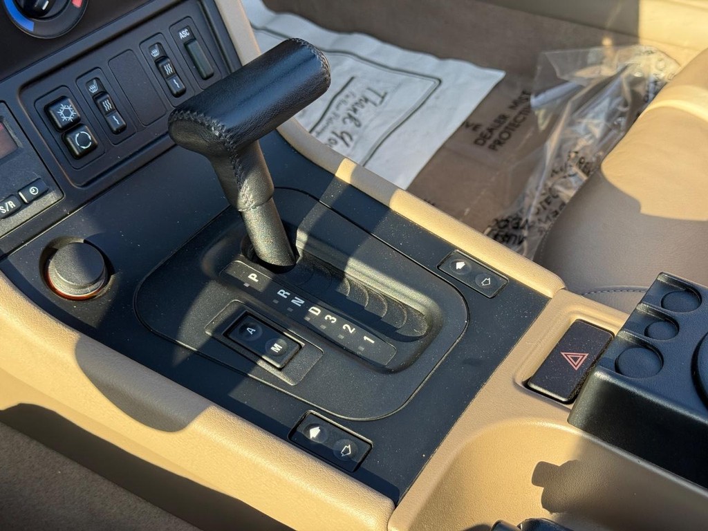 BMW 3-Series Vehicle Full-screen Gallery Image 16