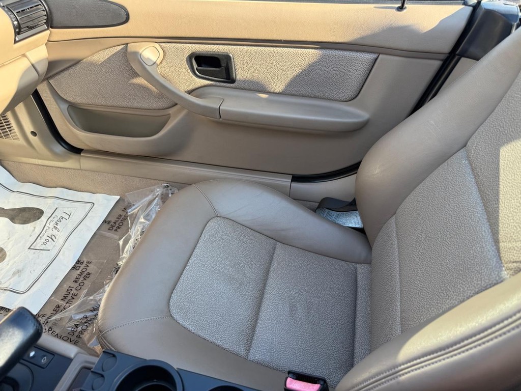 BMW 3-Series Vehicle Full-screen Gallery Image 17