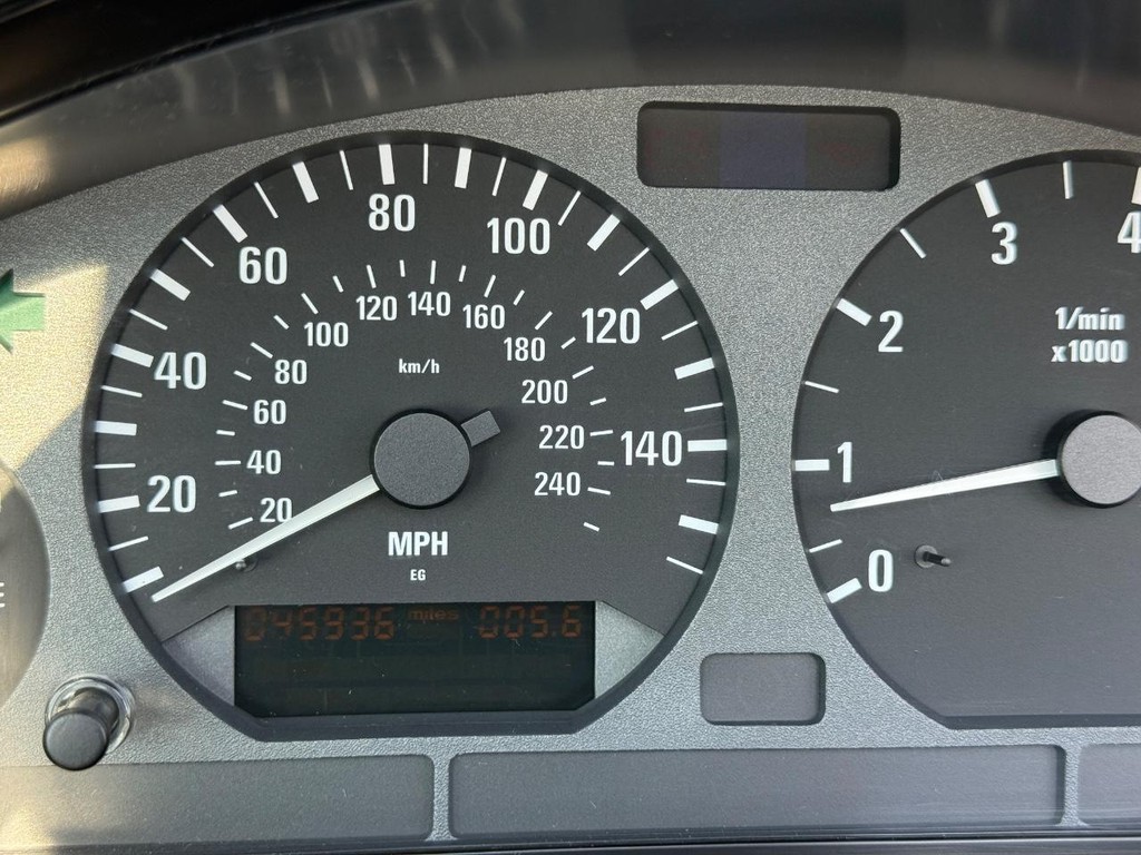 BMW 3-Series Vehicle Full-screen Gallery Image 18