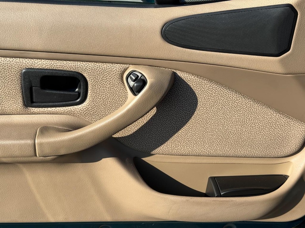 BMW 3-Series Vehicle Full-screen Gallery Image 19