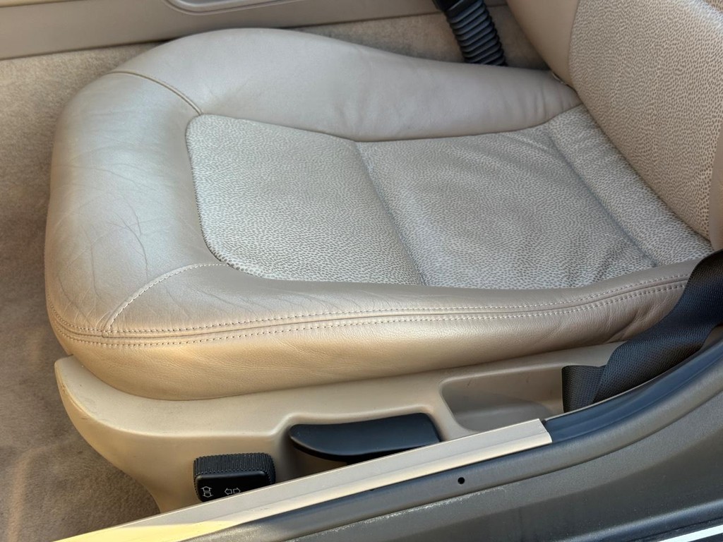 BMW 3-Series Vehicle Full-screen Gallery Image 20