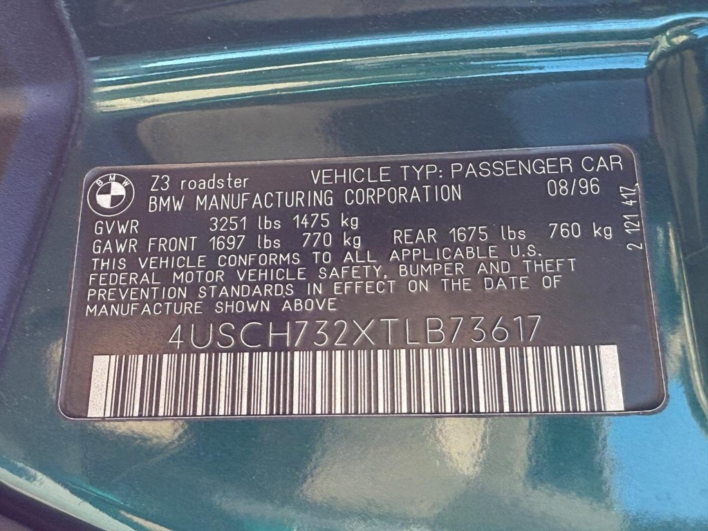 BMW 3-Series Vehicle Full-screen Gallery Image 21