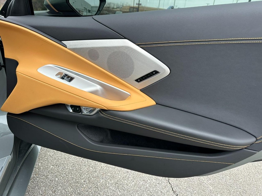 Chevrolet Corvette Vehicle Full-screen Gallery Image 11